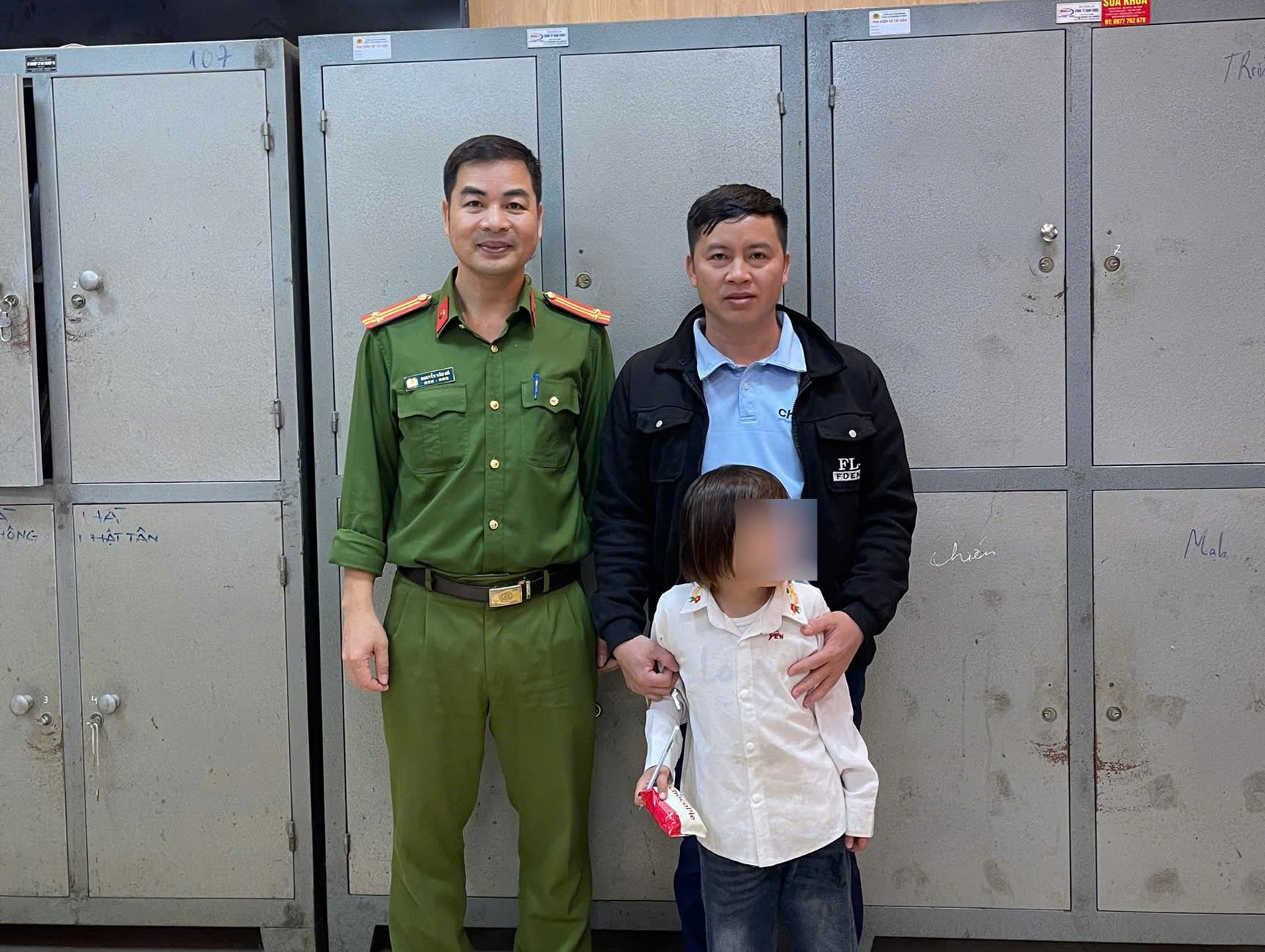 Công an phường Tứ Minh kịp thời giúp đỡ cháu bé đi lạc trở về với gia đình